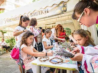 „Училище за билки“ събра деца и възрастни на Еньовден
