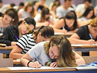 Над 900 кандидат-студенти се явяват днес на изпит по химия в МУ-Варна